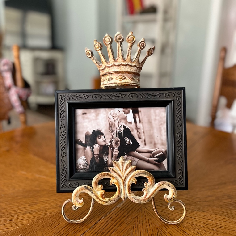 Crown Frame Easel